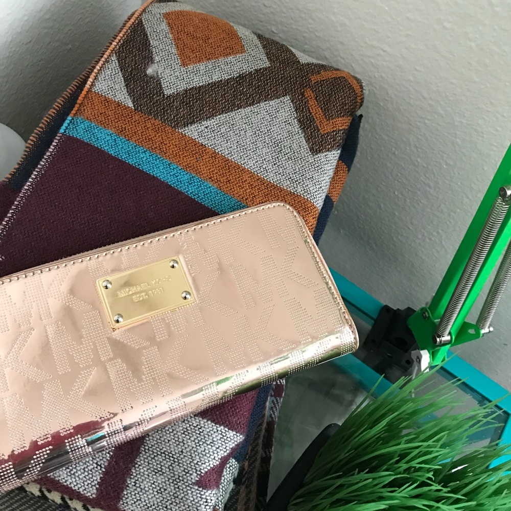 Michale Kors Champagne Wallet Extremely Posh